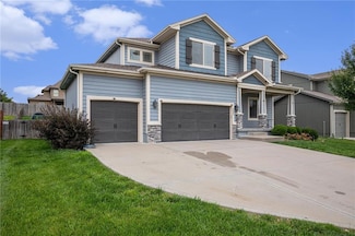 1532 SW Cross Creek Dr, Lee's Summit, MO 64082