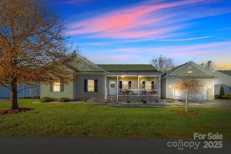 494 Riverwind Dr, Hendersonville, NC 28739