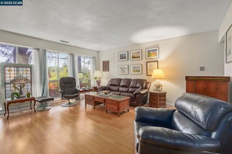 532 Ridgeview Ct, Pleasant Hill, CA 94523