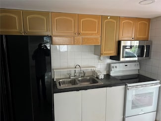 304 SE 4th Ave, Hallandale Beach, FL 33009