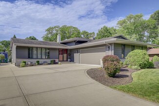 1342 Magnolia Ln, Munster, IN 46321