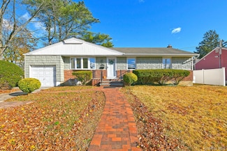 7 Stephen Dr, Farmingdale, NY 11735