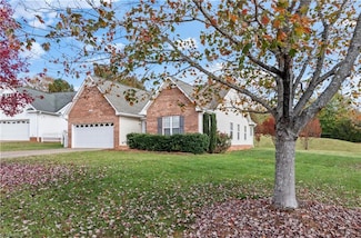 5833 Ferntree Ct, Pfafftown, NC 27040