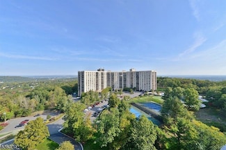 2 Claridge Dr 7ke, Verona Twp., NJ 07044