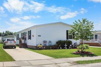 9854 Townsquare Blvd, Fenton, MI 48430