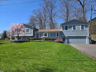 5885 Rockcroft Blvd, Clarkston, MI 48346
