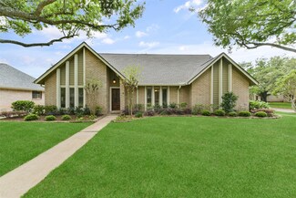 2802 Colonial Dr, Sugar Land, TX 77479