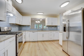 734 E Country Grove Cir, Pearland, TX 77584