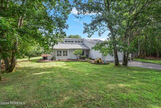 8 Country Ln, Howell, NJ 07731