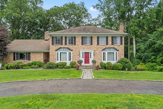 35 Greens Cir, Stamford, CT 06903