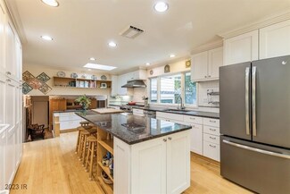 5320 Robertson Dr, Des Moines, IA 50312