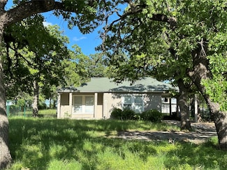 201 N Mount St, Chico, TX 76431
