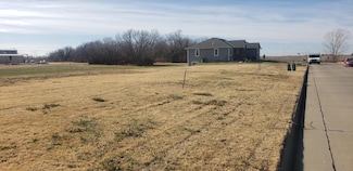 1009 W 17th St, Newton, KS 67114