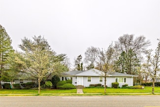 1 Hawthorne Rd, East Norwich, NY 11732