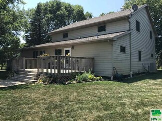 2586 Carroll Ave, Salix, IA 51052