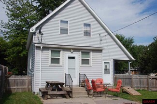 200 E 3rd St, Hanska, MN 56041