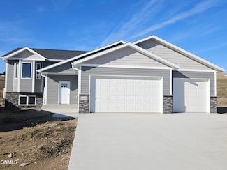 5404 Titanium Dr, Bismarck, ND 58503