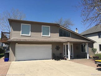 1700 Maddy Ln, Keego Harbor, MI 48320