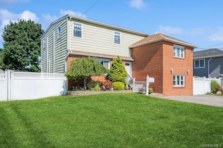 230 W End Ave, Massapequa, NY 11758