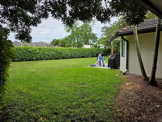 435 Pine Villa Dr, Lake Worth, FL 33462