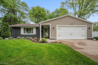 909 Salem Dr, Huron, OH 44839