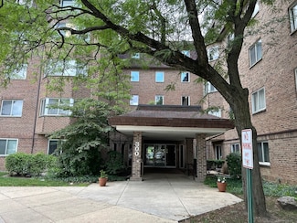 300 S Roselle Rd Unit 207, Schaumburg, IL 60193