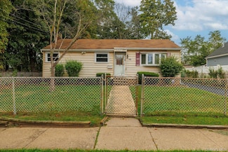 118 Coolidge Ave, Amity Harbor, NY 11701