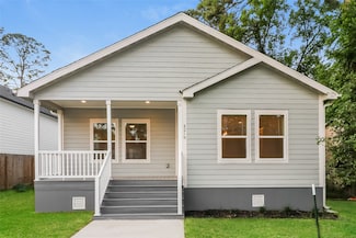 8219 Crestview Dr, Houston, TX 77028