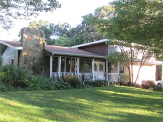 121 Petrilla Dr, Clinton, PA 15026