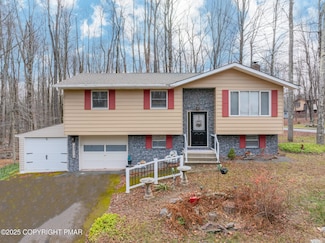 3118 Ogontz Dr, Pocono Lake, PA 18347