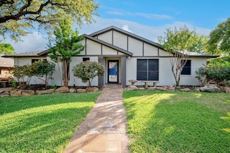 1916 Middle Glen Dr, Carrollton, TX 75007
