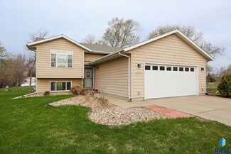 517 Sunset Cir, Lennox, SD 57039
