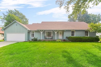 319 SE Ridgeview Dr, Lees Summit, MO 64063