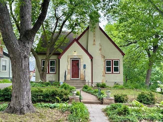 1084 Bradley St, Saint Paul, MN 55130
