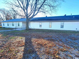 420 N Worthey St, Flora, IL 62839