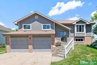 910 Shenandoah Dr, Papillion, NE 68046