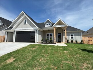 2714 Eris Ave, Lowell, AR 72745