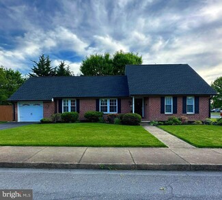 702 Long Ln, Chambersburg, PA 17201