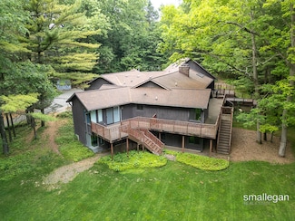 550 Greentree Ln NE, Ada, MI 49301