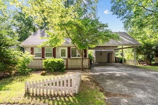 2826 Dawnview Dr, Florissant, MO 63031
