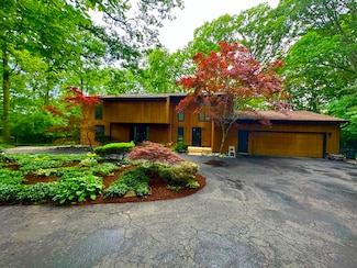 28485 S Harwich Ct, Farmington Hills, MI 48334