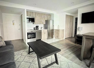 150 W 51st St Unit 1032, New York, NY 10019