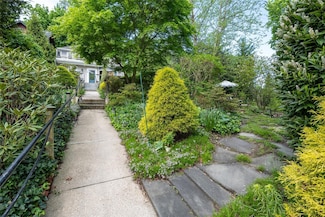 32 Crescent Dr, Huntington, NY 11743