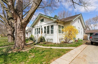 2210 Cambridge Rd, Berkley, MI 48072