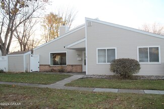 81 Parkview Cir, Grand Forks, ND 58201