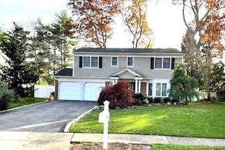 28 Cedarwood Ln, ComMacK, NY 11725