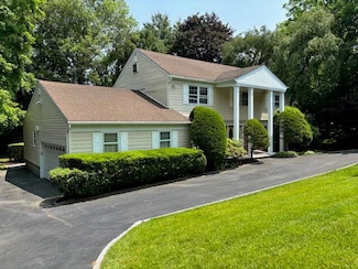 27 Lisa Dr, Dix Hills, NY 11746
