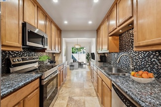 1042 Mangrove Ln, Alameda, CA 94502