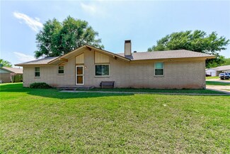 2213 Kings Rd, Moore, OK 73160