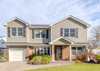 1079 Little Whaleneck Rd, Merrick, NY 11566